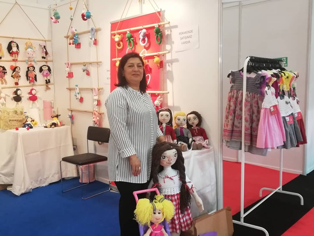 İlmek Bebek fuar alanında ürünleriyle birlikte marka temsilcisi