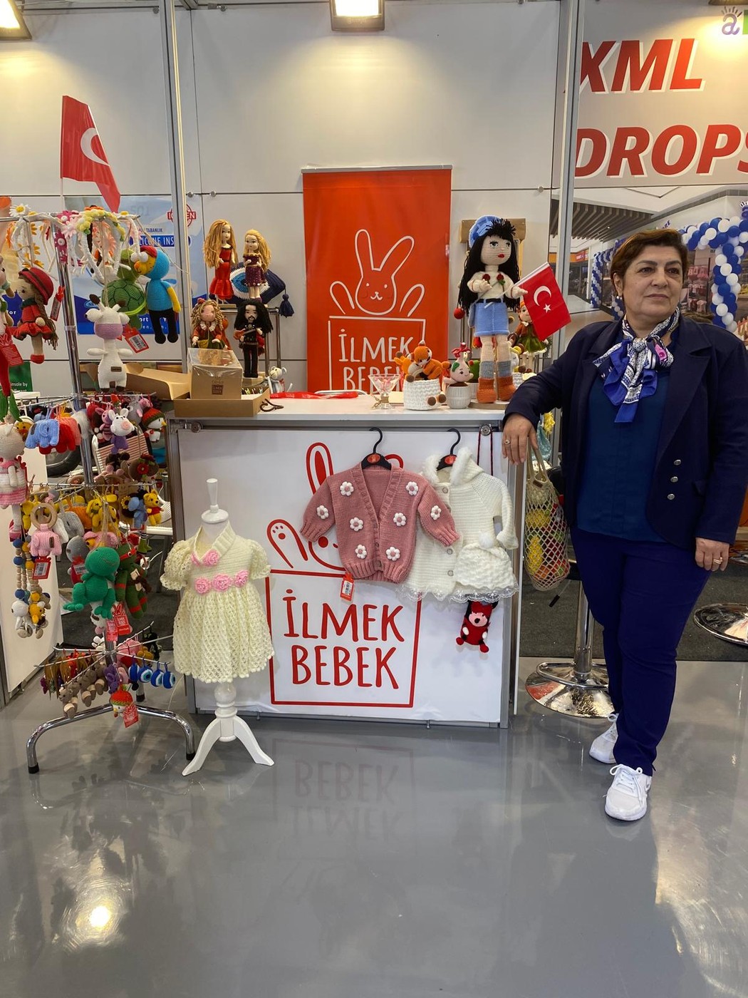 İlmek Bebek etiketi taşıyan lama figürlü oyuncak