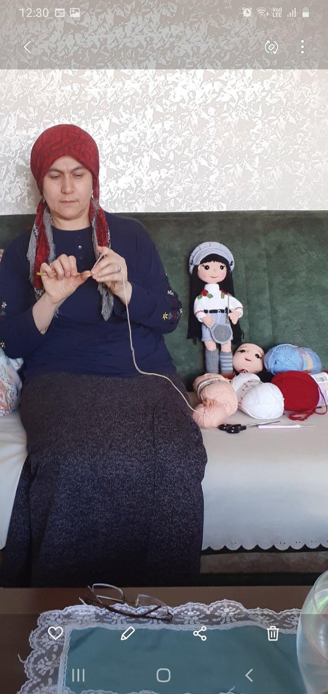Evinde amigurumi üreten kadın