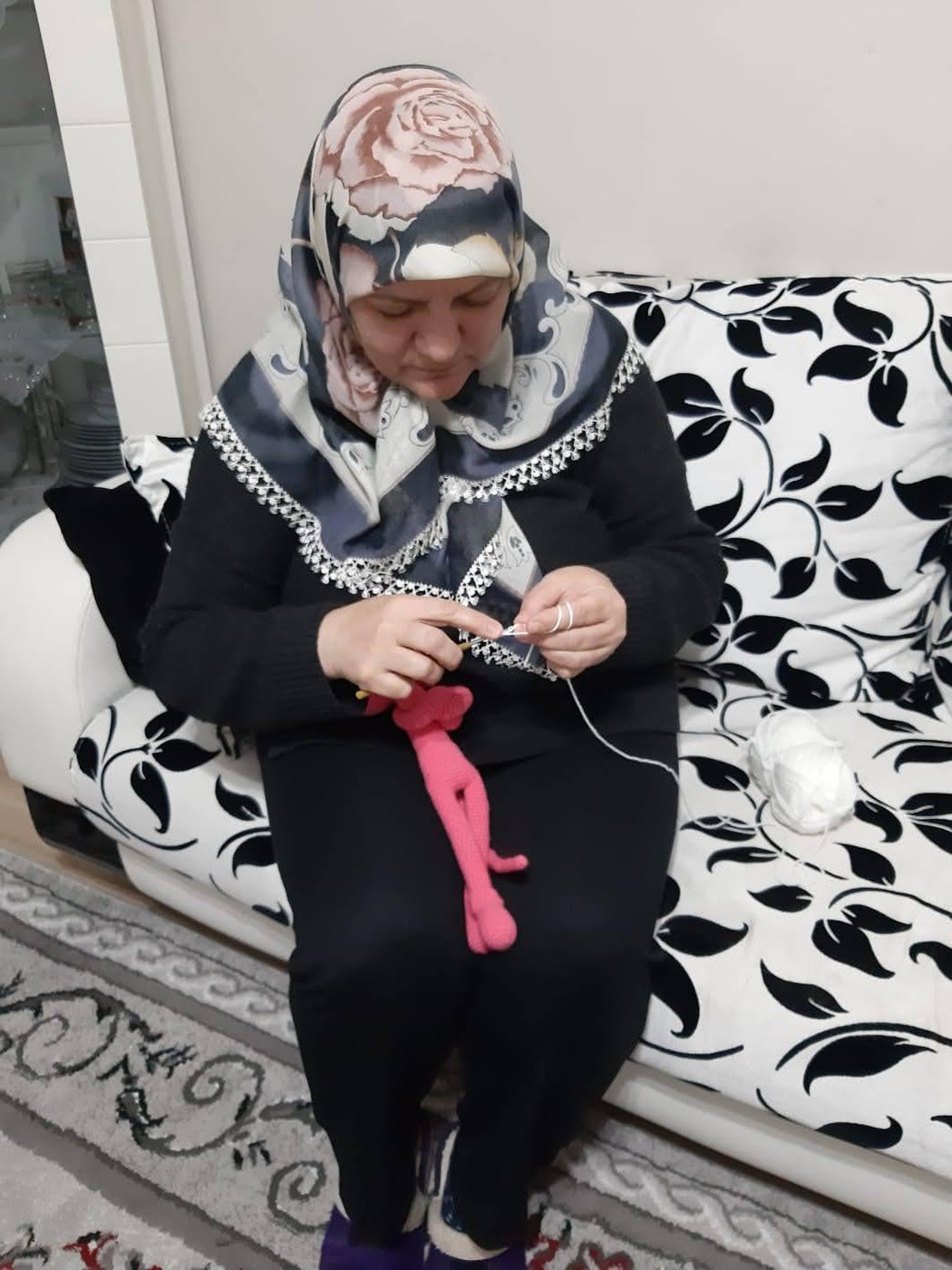 Ev ortamında örgü ören kadın